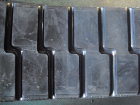 470x152.4x56 Smooth Or Engraved Pattern PF6110 Rubber Tracks Asphalt Paver Parts With 52 Links